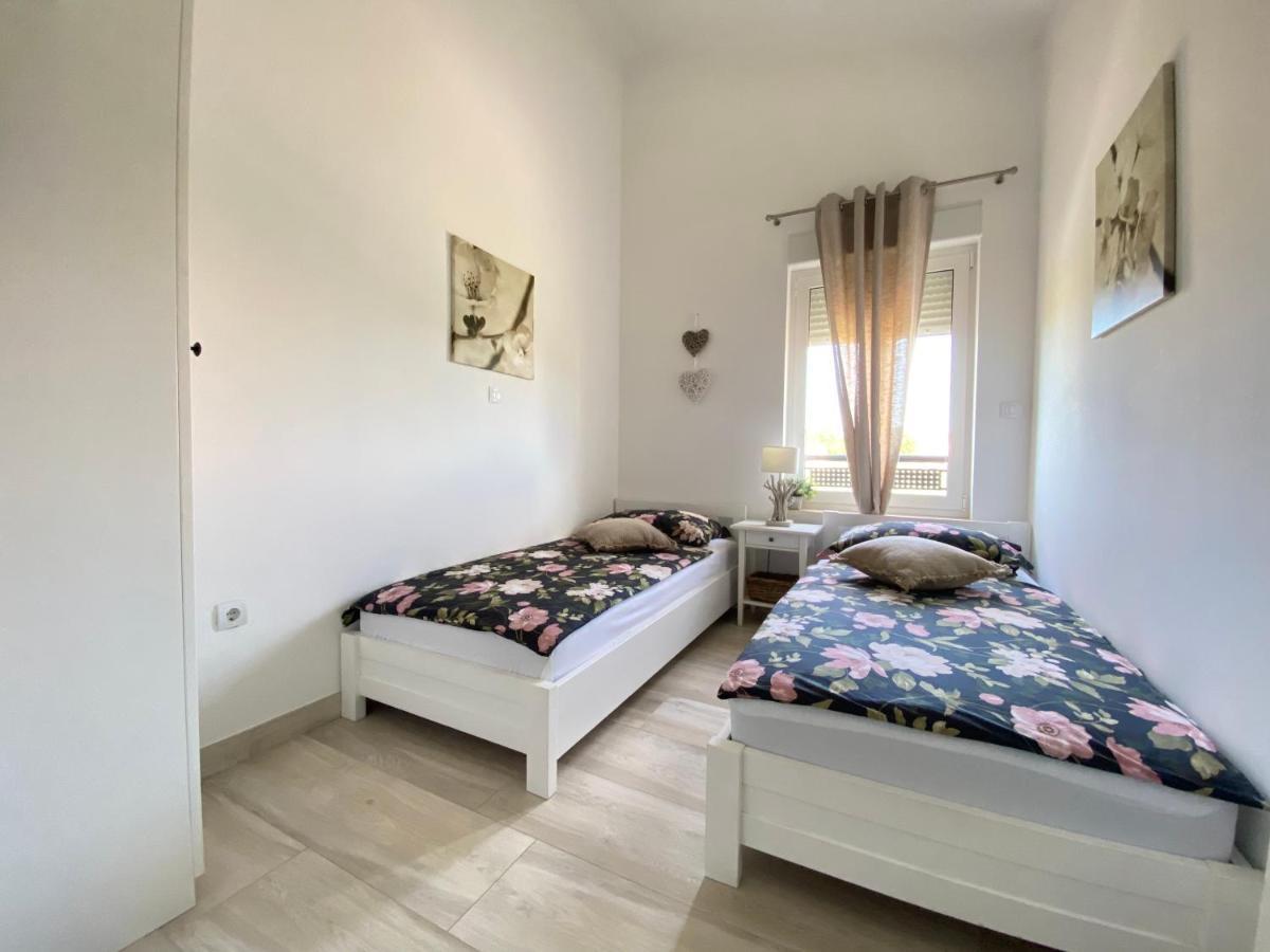 Villa Divina With Private Heated Pool Pula Exterior photo